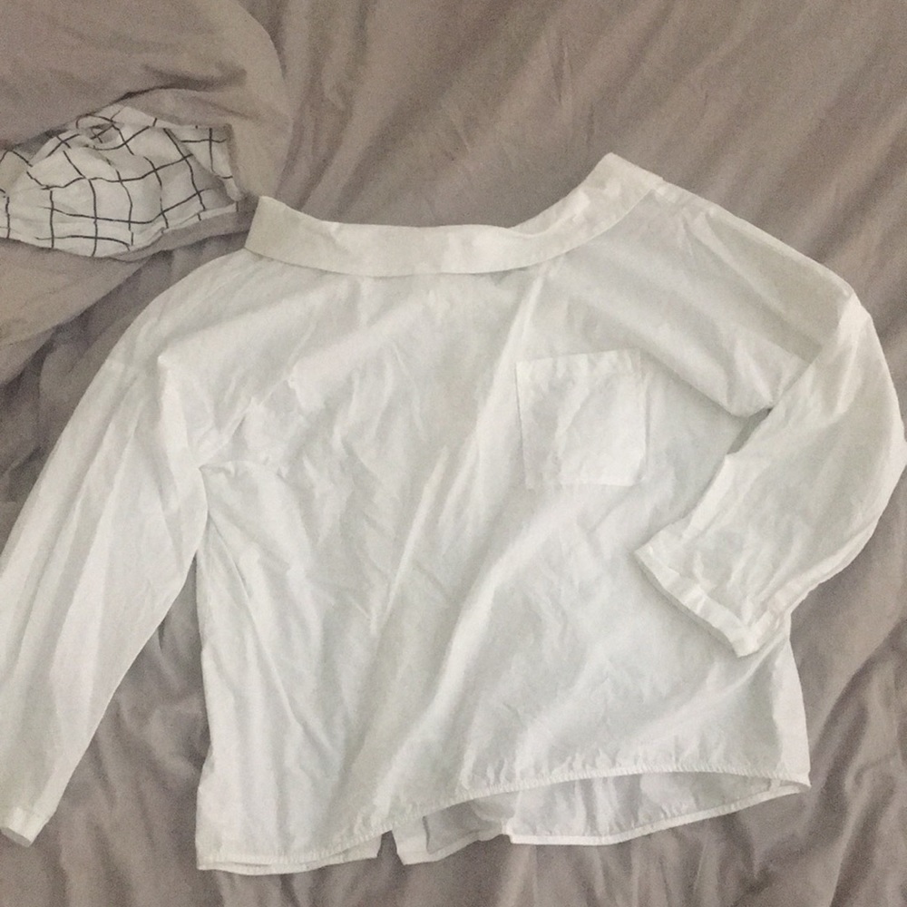 🚚Zara off shoulder back button blouse- size s